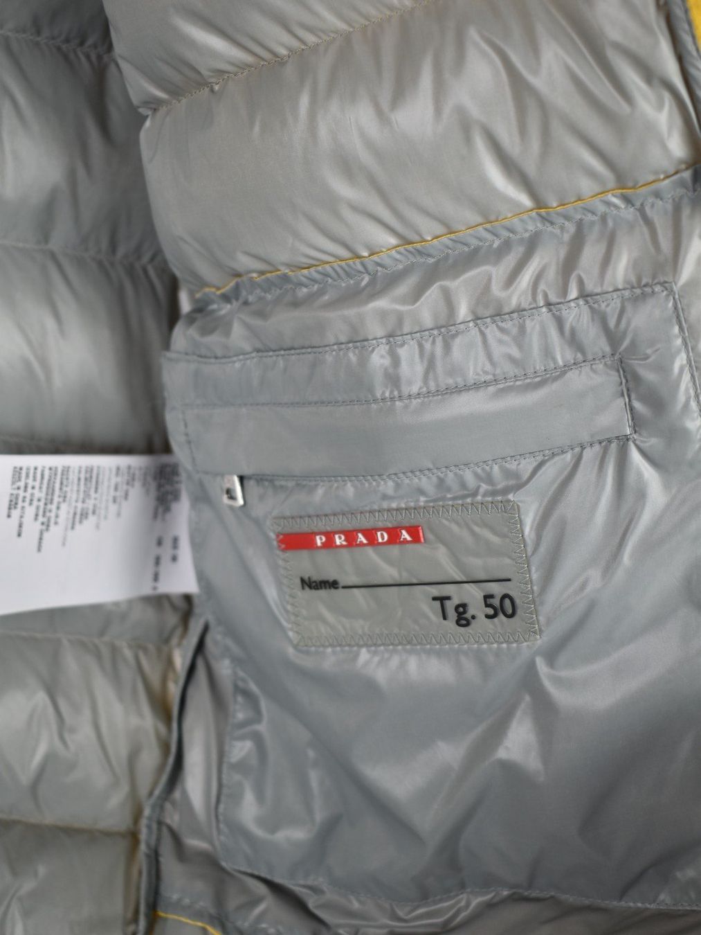 Prada Gilet & Giacche: Prada Daunengilet Gr.50, gelb/Lack Nylon – Nuovo (secondo la descrizione) da Nürensdorf venduto da 2ND_STORY 6