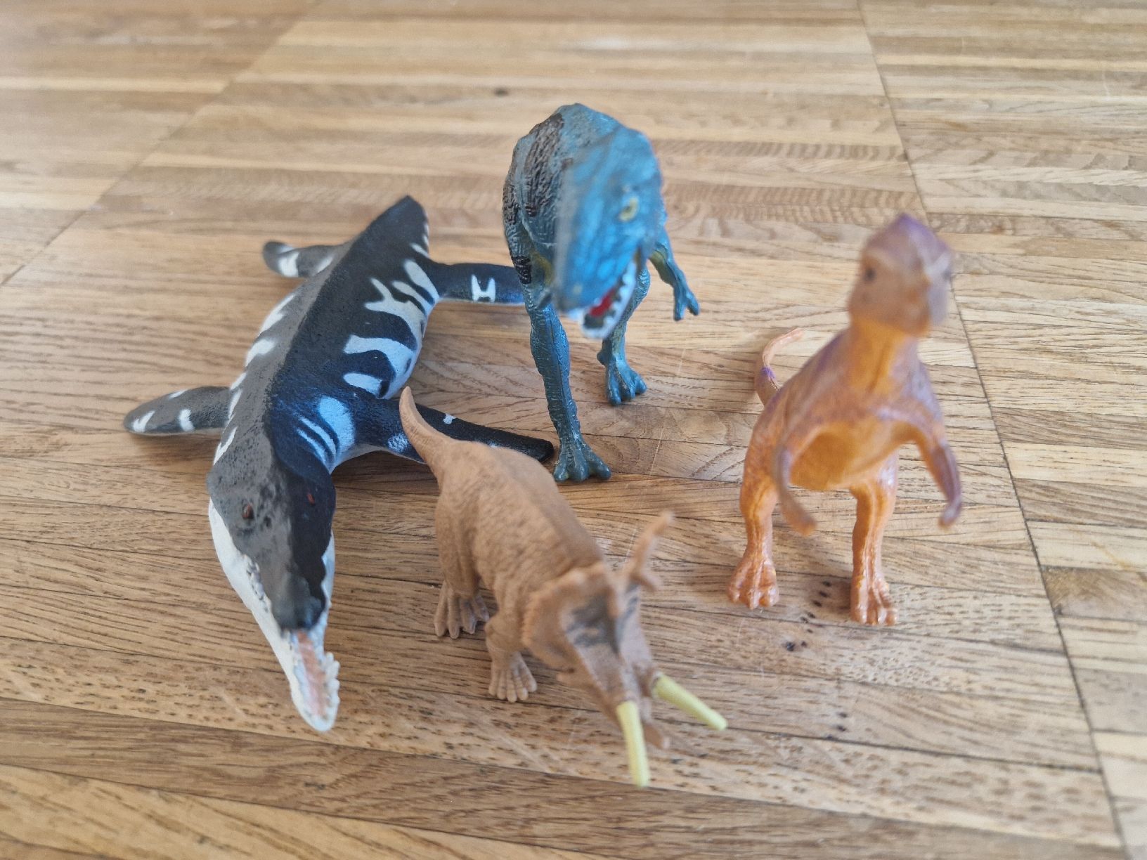 Giocattoli: Vier Dinosaurier Figuren  – Usato da Meilen venduto da Hausimaasi 1