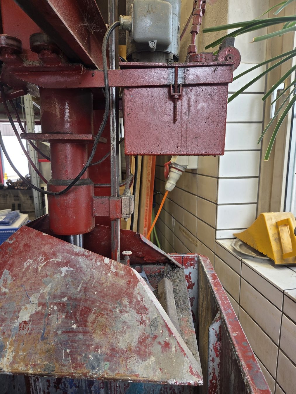Tutte le macchine: Hydraulische Container Presse – Usato da Oberhasli venduto da General-Dealer 7