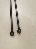 Schwarze Gardinenstange ausziehbar von Amazon Basic