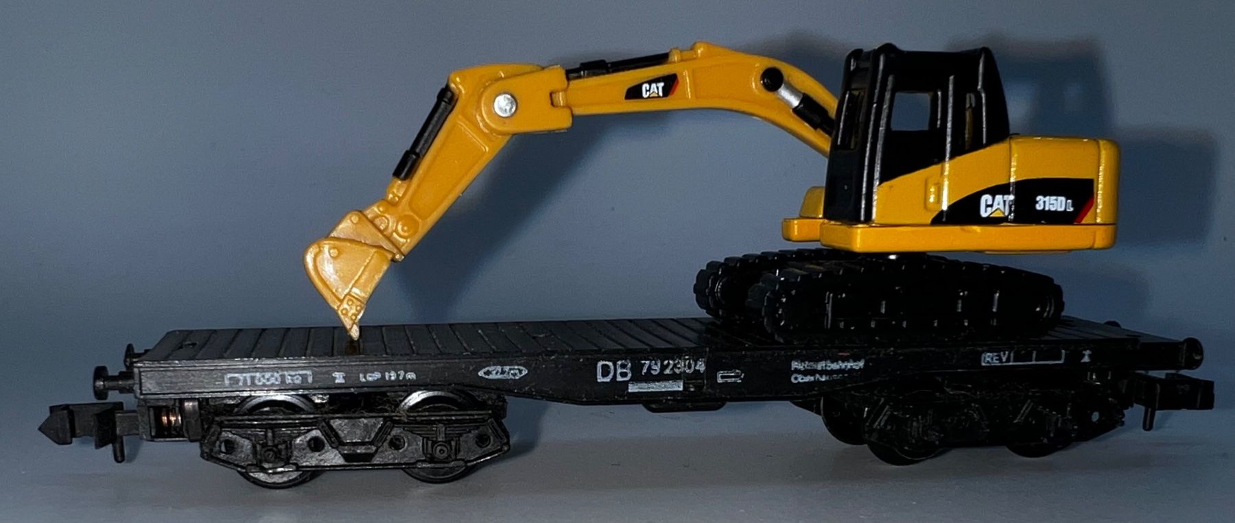 Arnold Modelleisenbahnen: Arnold-N , Tieflader mit CAT-Bagger – Gebraucht aus Basel von jonnyhaas