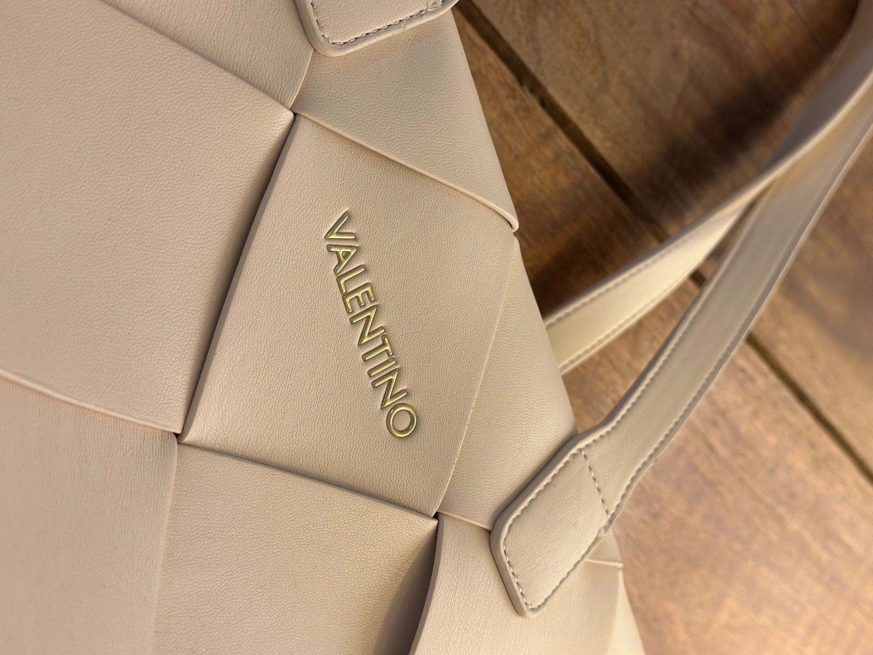 Valentino Sacs femmes: NEU: Original Valentino Handtasche, weiss/flecht – D'occasion à Solothurn par sabrina.m.solothurn 5