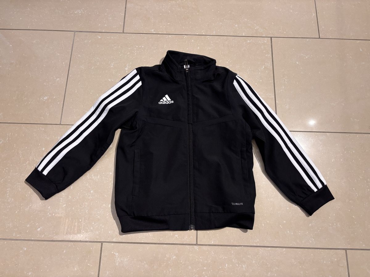 Adidas Jacken: Adidas Trainingsjacke Gr. 116, Schwarz – Gebraucht aus Lupsingen von Butzelma