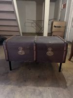 Vintage Koffer mit Beinchen