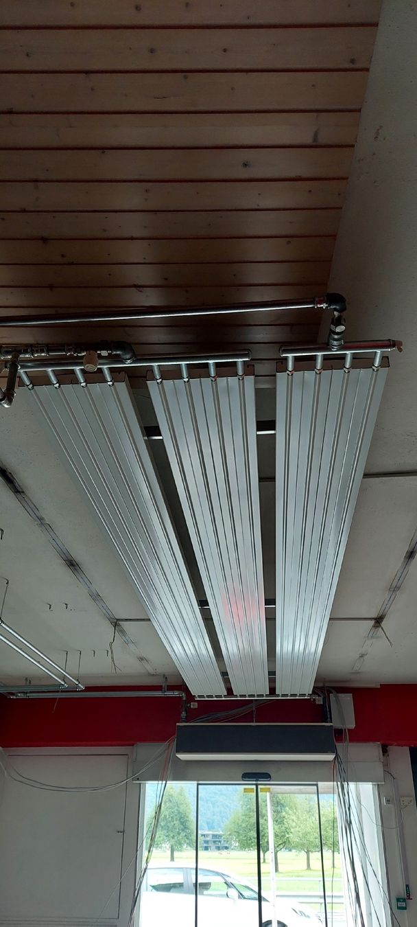 Zehnder Radiatori: 2x Deckenstrahlplatten 3 Elemente a 5 m – Usato da Stans venduto da Ruthli56 5