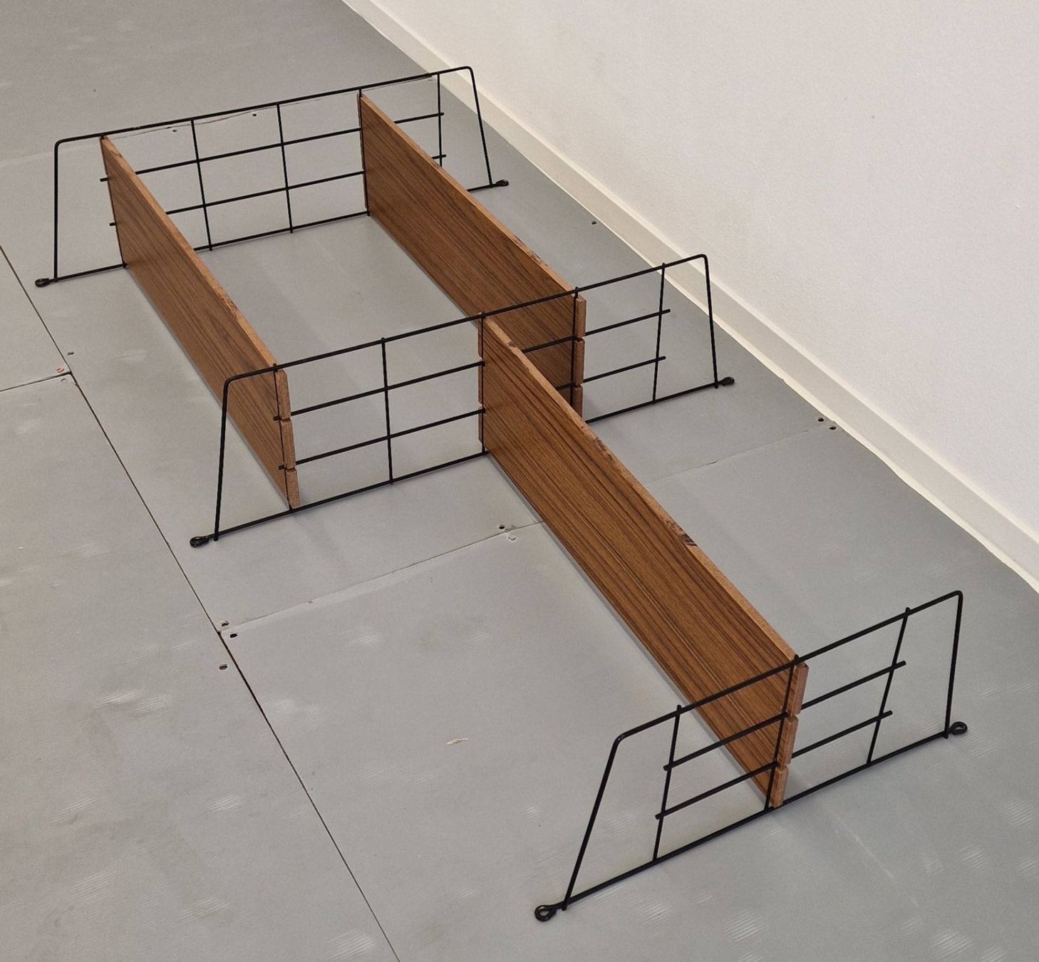 Scaffali: MCM Vintage Design, 2x Stringregal, Metall, HDF, 1960er – Usato da St. Gallen venduto da chambredirecte 2