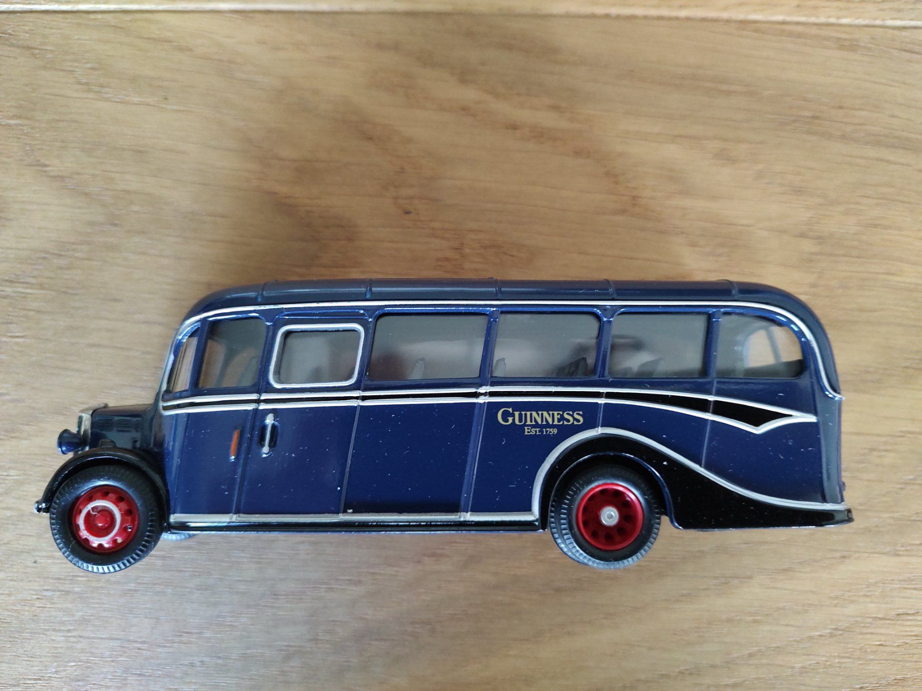 Corgi Toys Modellini d'auto: Corgi 33804 Bedford OB Coach Guinness – Nuovo (secondo la descrizione) da Nottwil venduto da Dorje67