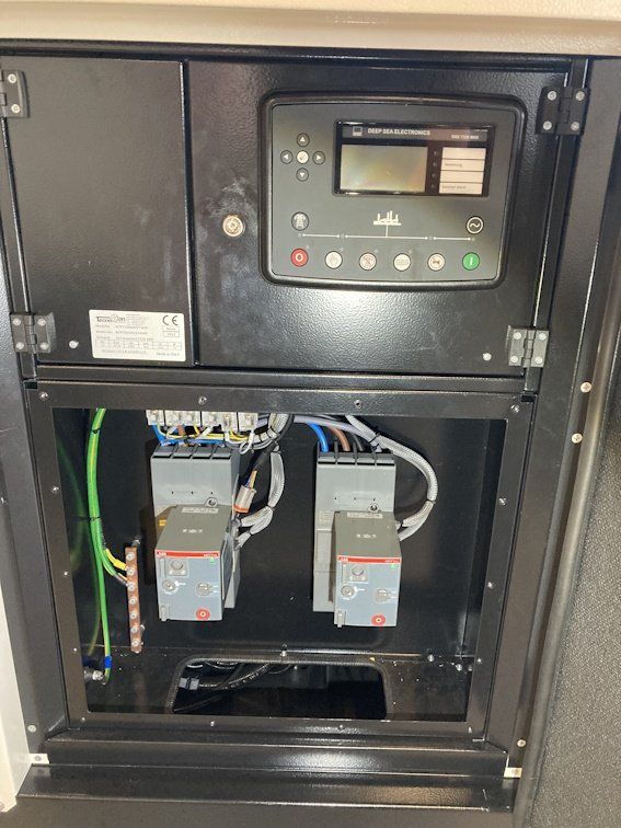 Générateurs de courant: Notstromaggregat mit Integrierter Notstromumschaltung. 35kVA – D'occasion à Kägiswil par DEAG_OW 3