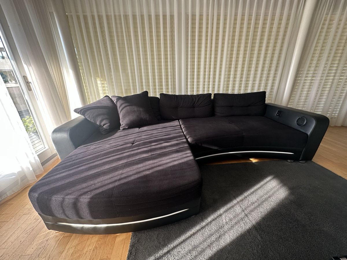 Conforama Divani: Schwarzes Stoffsofa – Usato da Luzern venduto da marbrzo 3