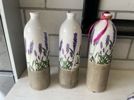 Dekorative Vasen mit Lavendelmotiv