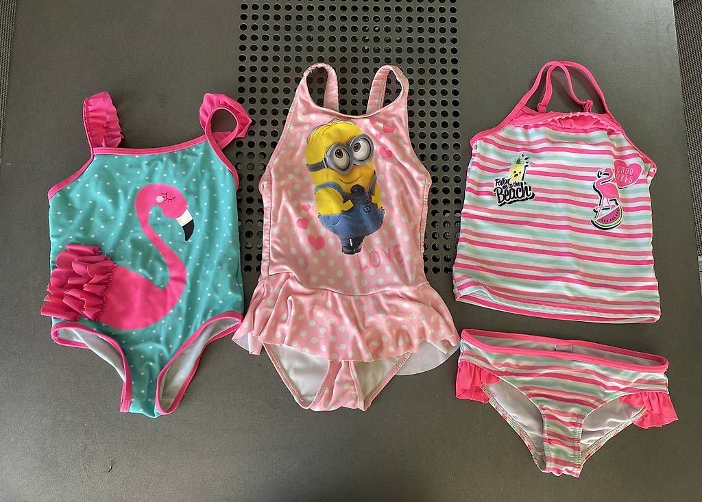 Badekleider & Bikinis: Badekleider, Shirts & Hosen 98/104 – Gebraucht aus Goldau von mic_m6k9