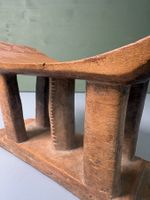 Afrikanische Holzfigur mit geschnitztem Hocker