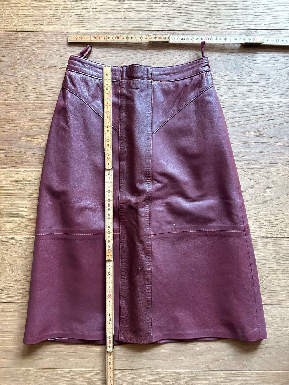 Gonne: Vintage Jupe Echtleder bordeaux – Usato da Niederrohrdorf venduto da Mirjam3056 1