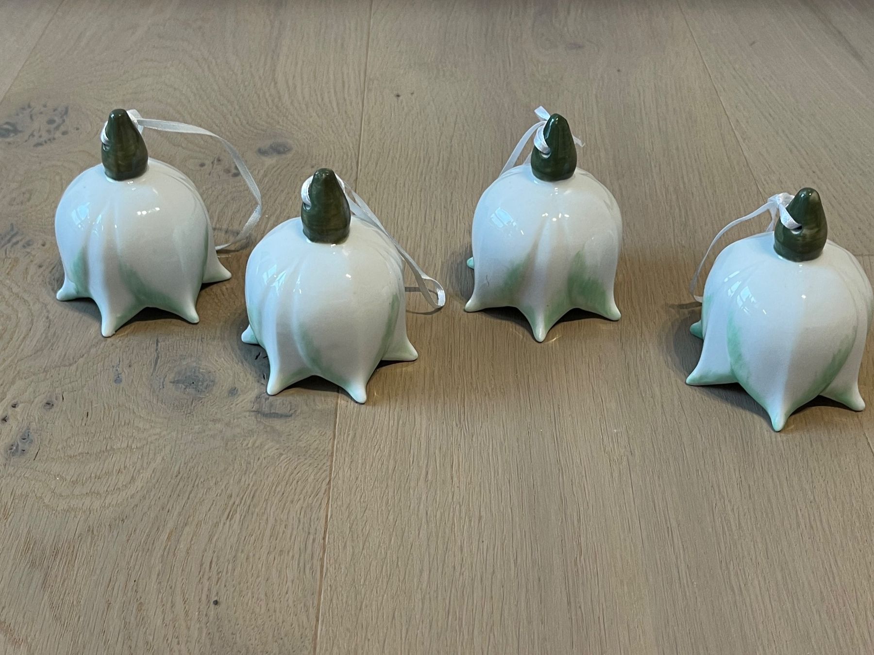 Alle Dekorationen: 4 Maiglöckchen weiss Grösse ca. 8cm – Gebraucht aus Oberägeri von Chica-go 1