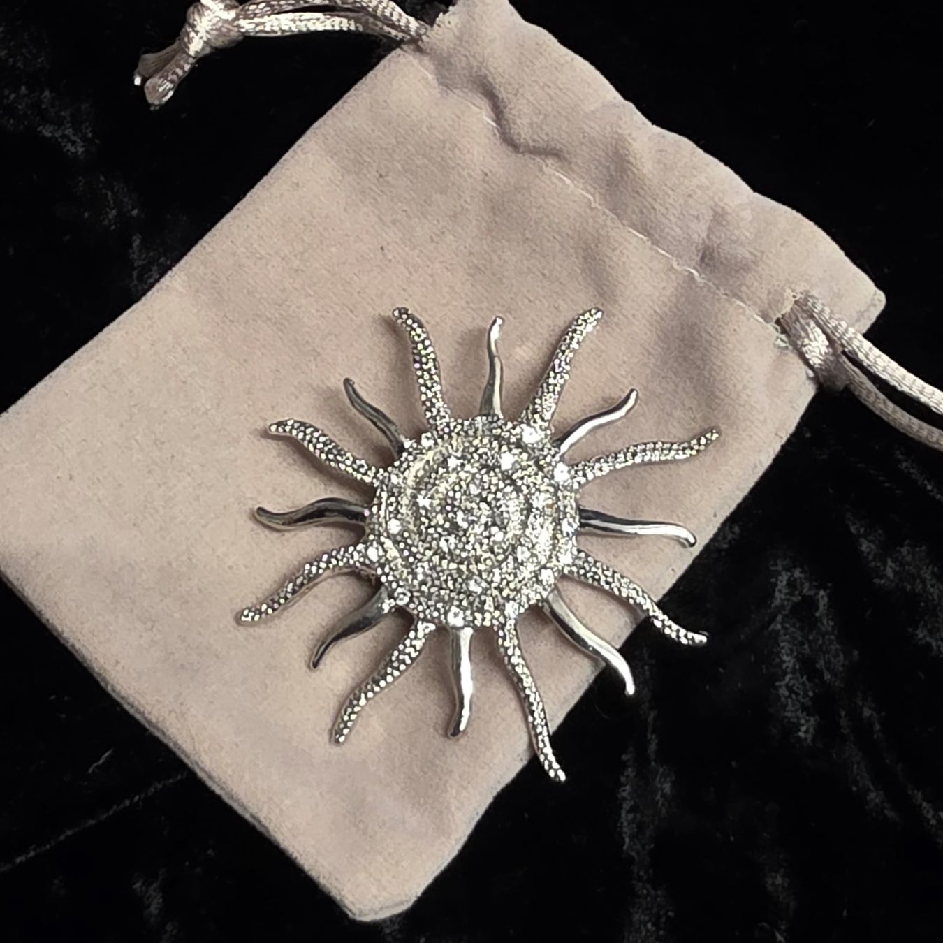Spille & Fermagli: Silberfarbene Sonnenbrosche mit Strass - Vintage Stil – Nuovo (secondo la descrizione) da Rheinsulz venduto da Dred 3