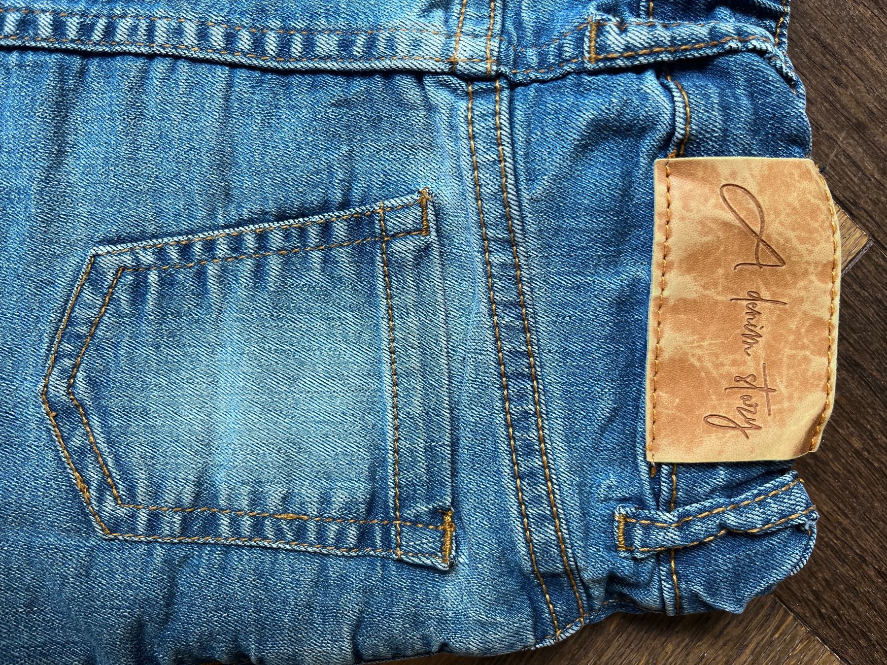 Vestiti & Gonne: A denim story Rock – Usato da Zürich venduto da Danielan0 2