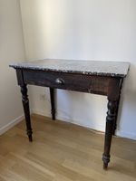 Antiker Tisch mit Marmorplatte