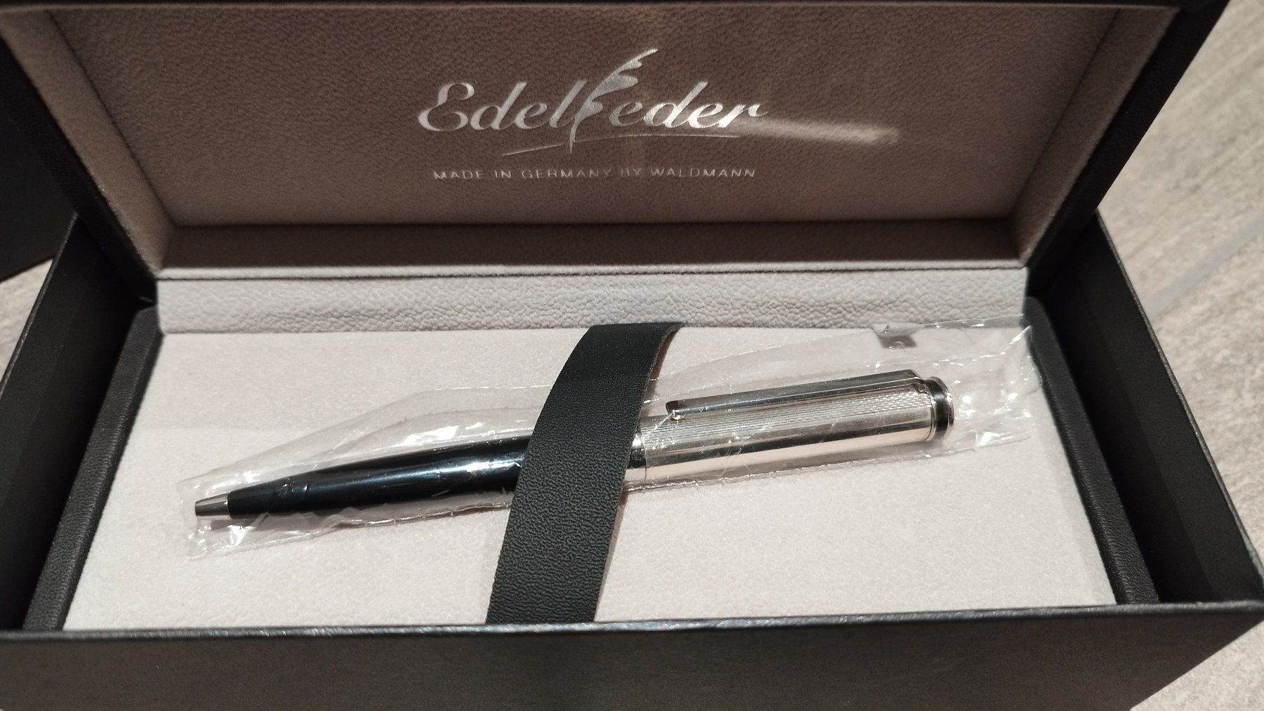Penna & Evidenziatori: Edelfeder Rollerball Stift - Matura / Bachelor Geschenke – Nuovo e nell'imballaggio originale da Birmensdorf ZH venduto da mani3311