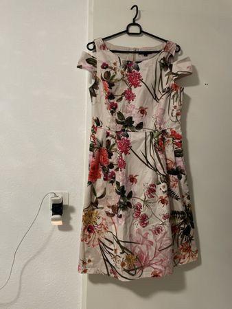 Sommerliches Blusenkleid mit Blumenmuster, Grösse 40