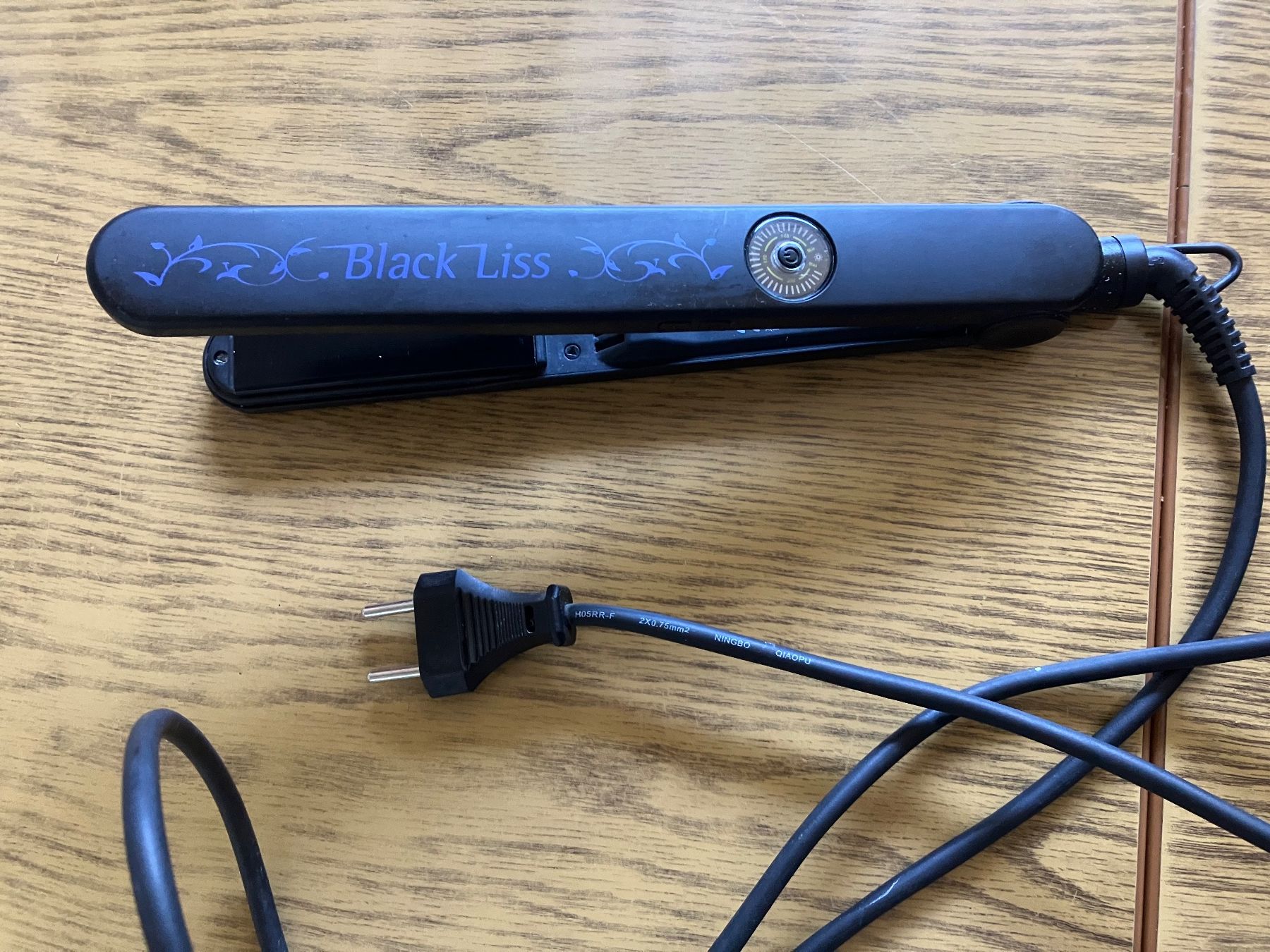 Lockenstäbe & Haarglätter: Haarglätter Black Liss – Gebraucht aus Rüegsauschachen von limek