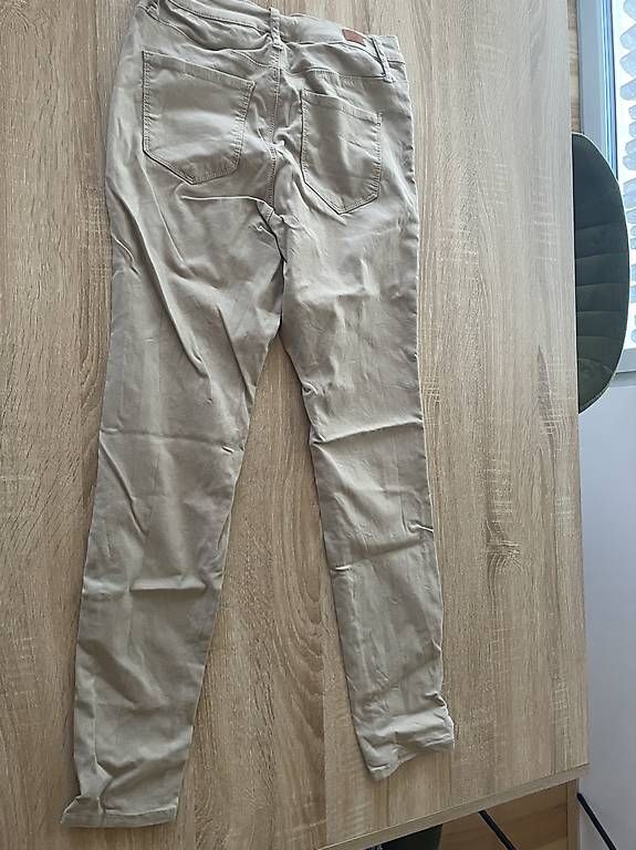 Pantaloni: Beige Hose – Usato da Basel venduto da Make-up-lover 2