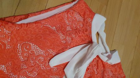 Elegantes Lachs-Spitzentop mit Schleife, Gr. M