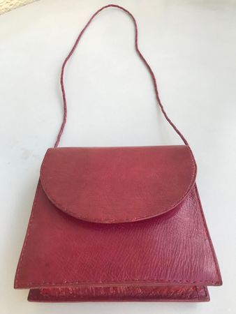 Rote Leder Tasche mit schmalem Trageriemen für den Sommer!