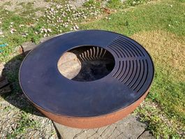 Runder Feuerring mit Grillrost-Aufsatz, perfekt für laue ...