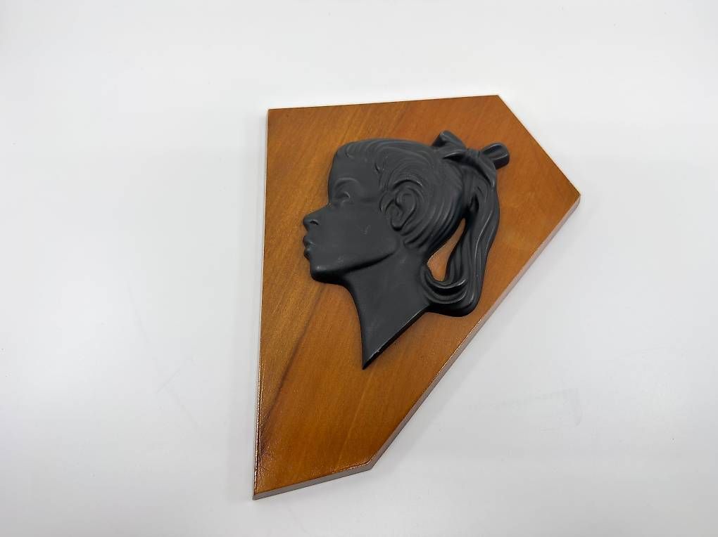 Foto & Immagini: Relief Wandbild Mädchenprofil auf Holz, 1960er – Usato da Winterthur venduto da Anto-Bella 2
