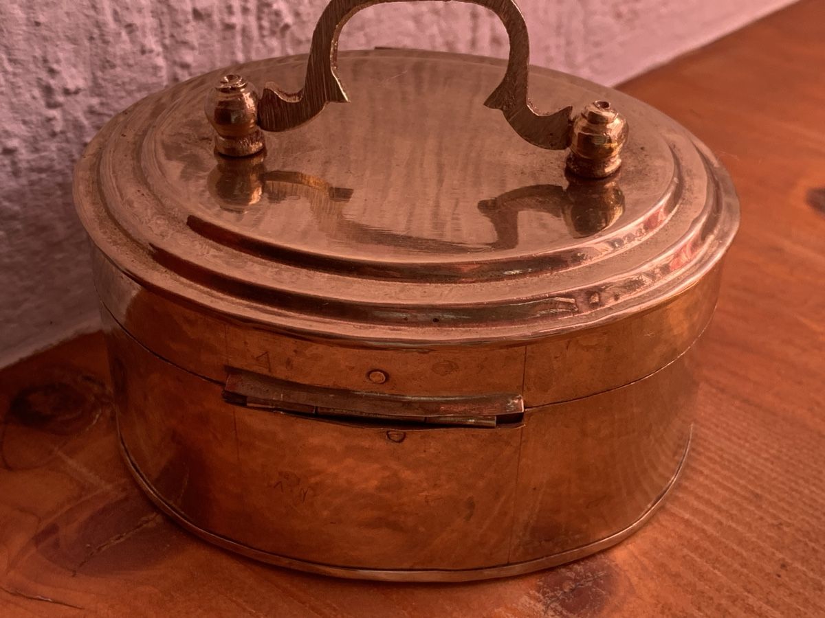 Barattoli: Kleine Schmuckdose aus Messing oval mit Deckelgriff – Usato da Nunningen venduto da silvermoon68 4