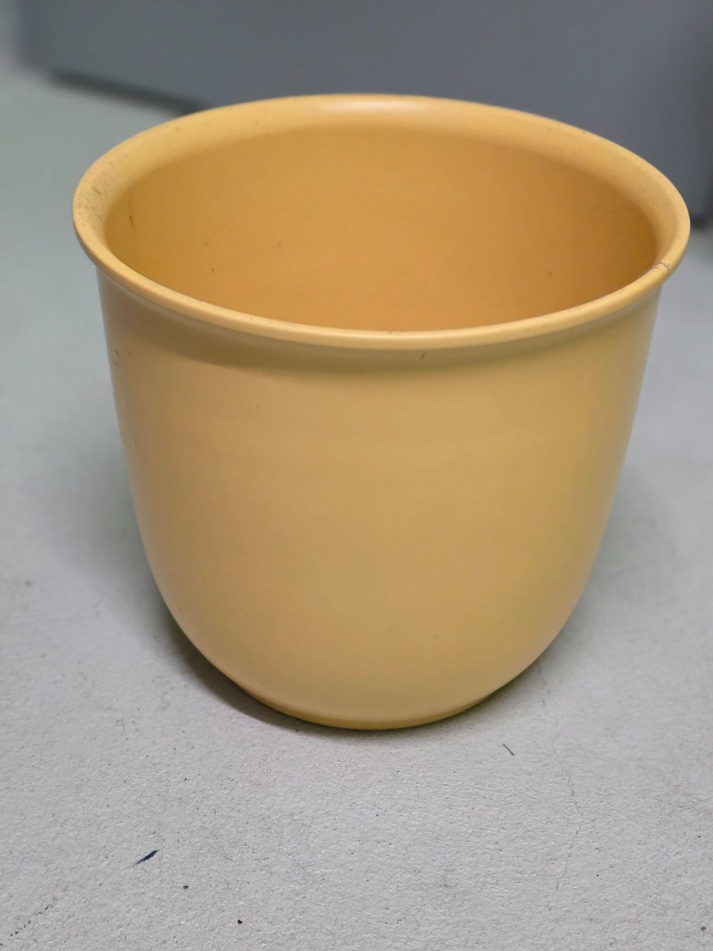 Pots de fleurs: Übertopf beige/gelb – D'occasion à Thun par morasker