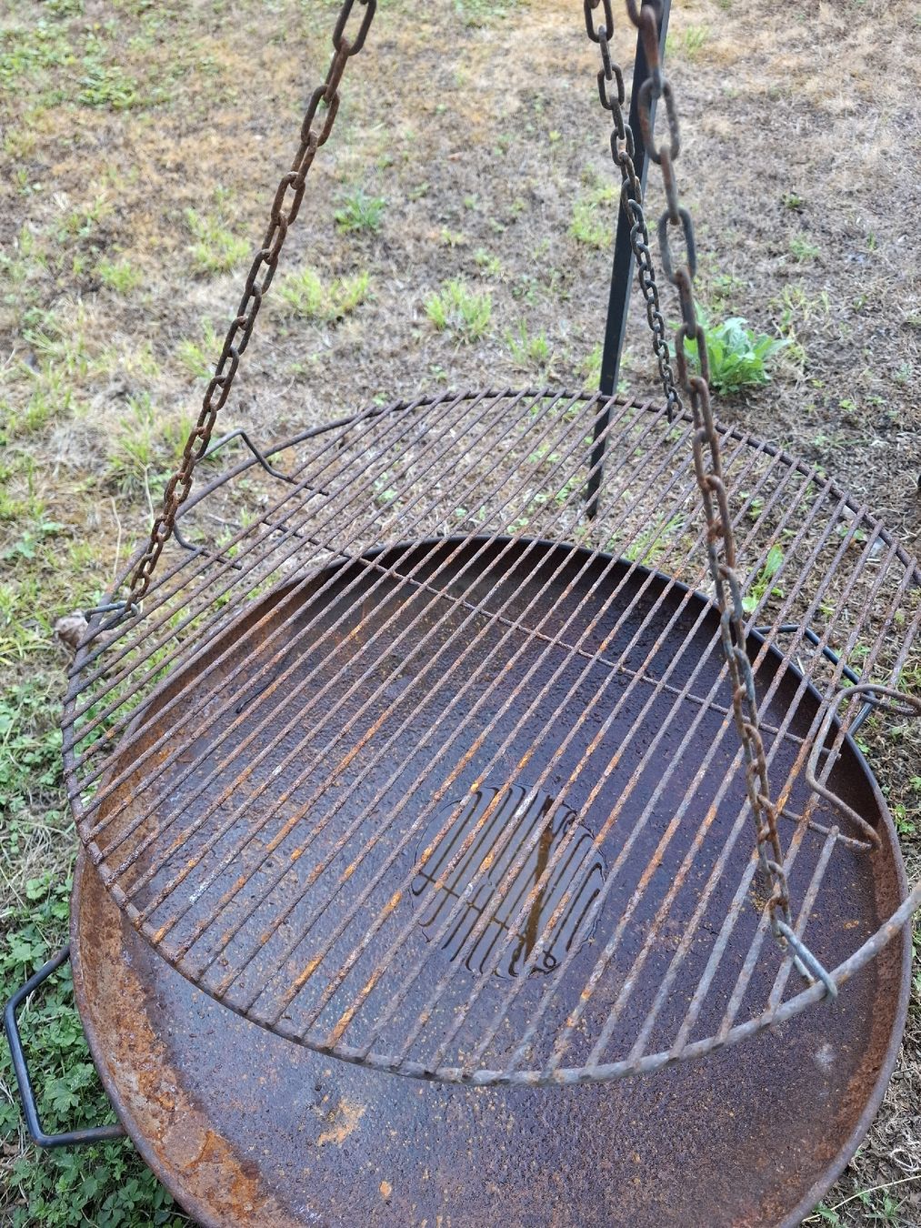 Bracieri: Grillgestell mit Grillrost und Feuerschale, gebraucht – Usato da Windisch venduto da SamTheCam 3
