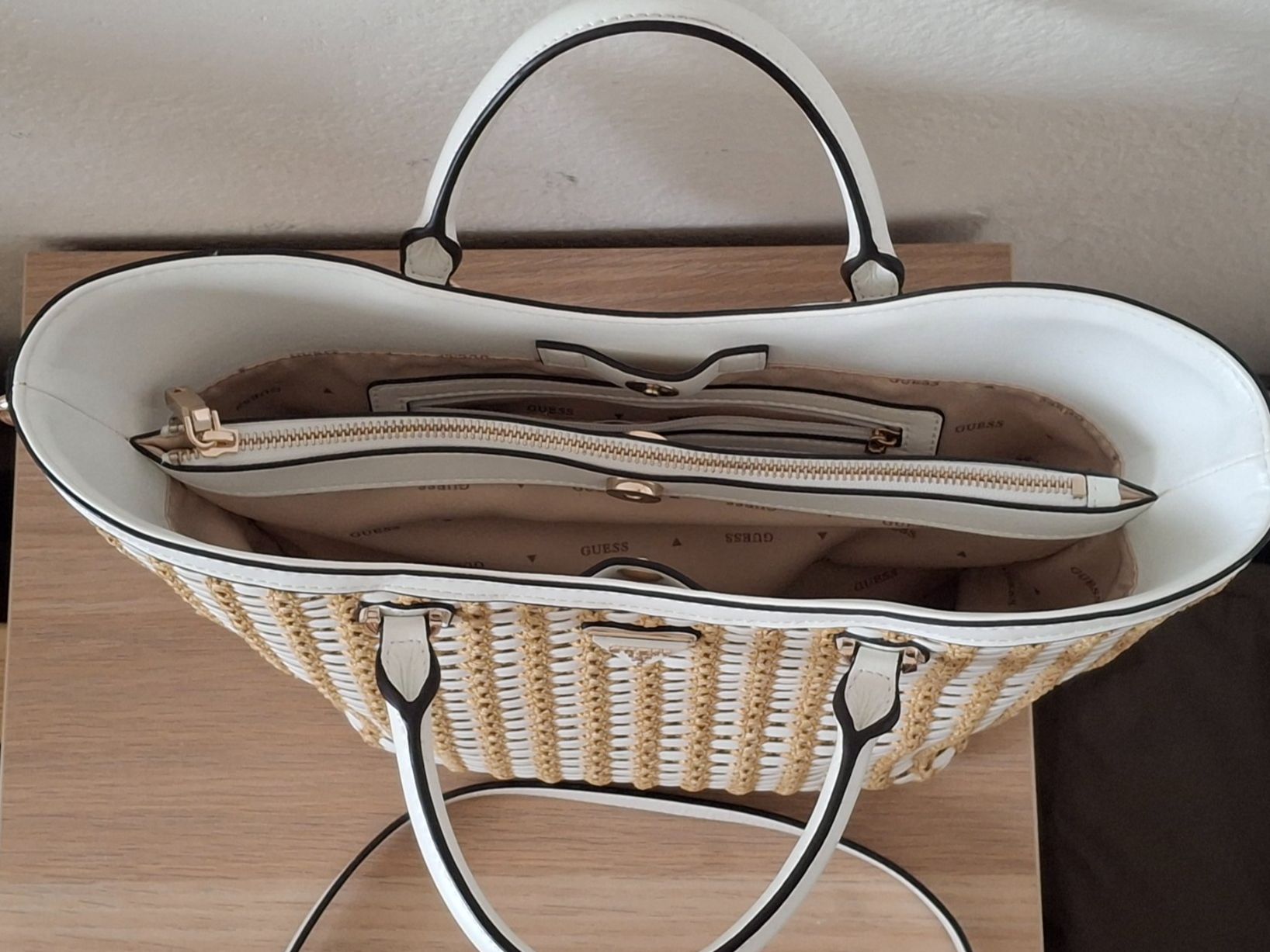 Guess Borse da donna: Guess Handtasche – Usato da Basel venduto da nat_6jsw 3