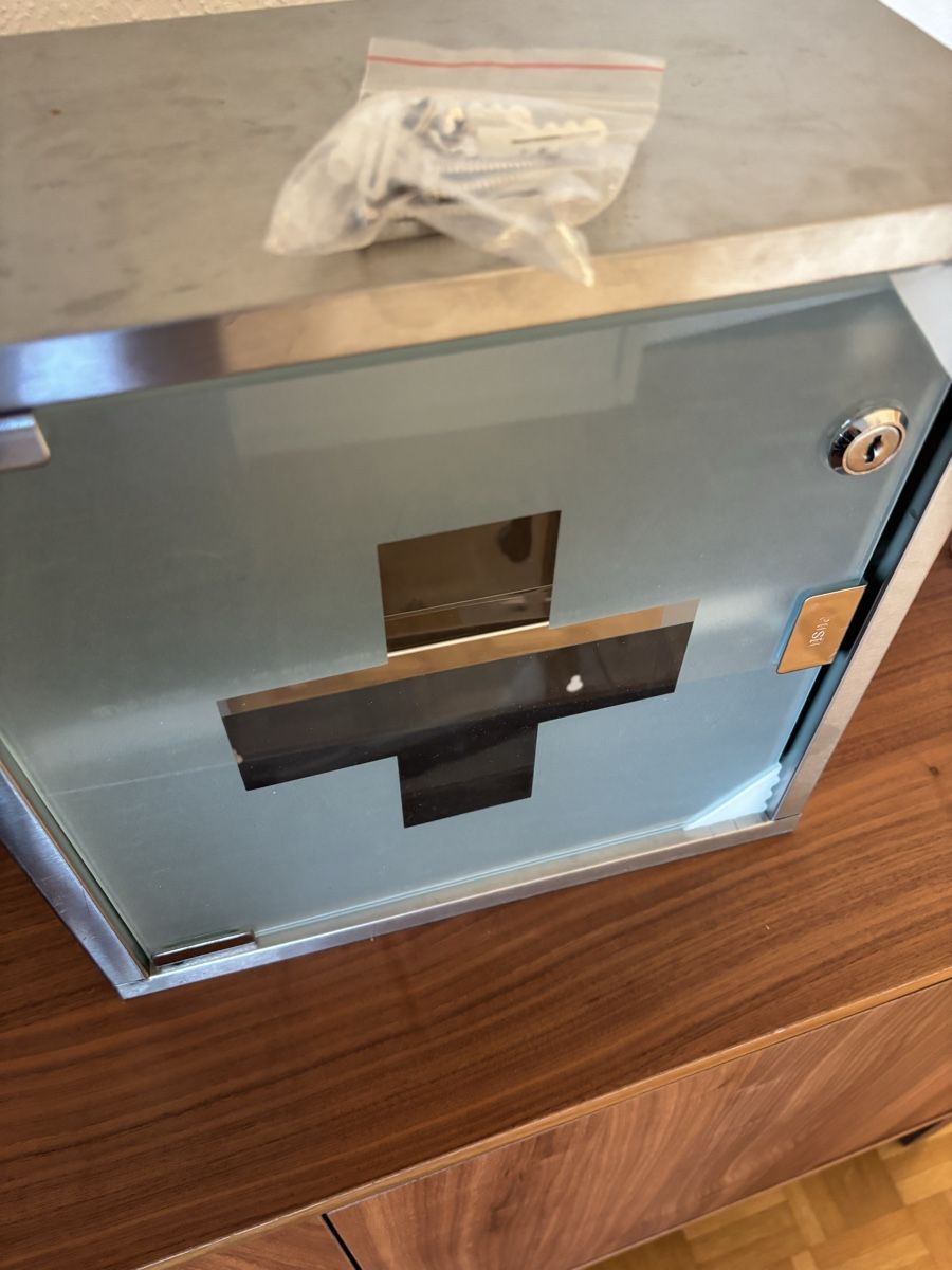 Schränke: Medizinschrank – Neu (gemäss Beschreibung) aus Allschwil von sem_b2wm 1