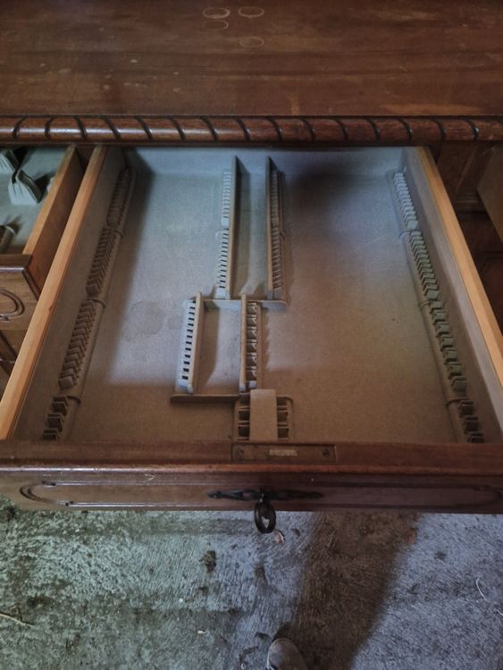 Buffets: Buffet-Schrank aus Massivholz mit viel Stauraum! – D'occasion à Bleienbach par radcat 7