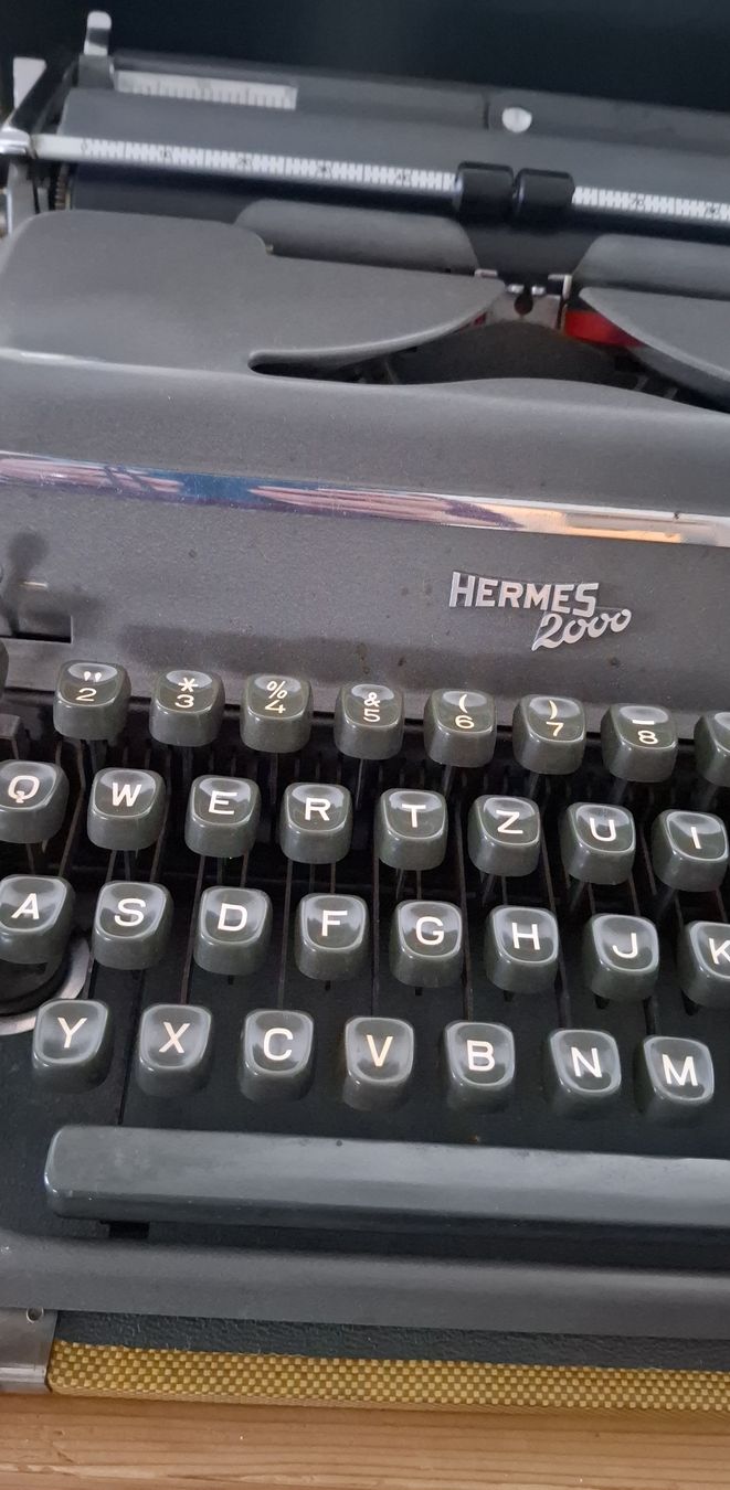 Hermès Macchine da scrivere: Hermes 2000 Schreibmaschine mit Koffer – Usato da Buochs venduto da regenbogen7365 4