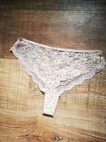 String Tanga aus Spitze, Grösse S, Beige.