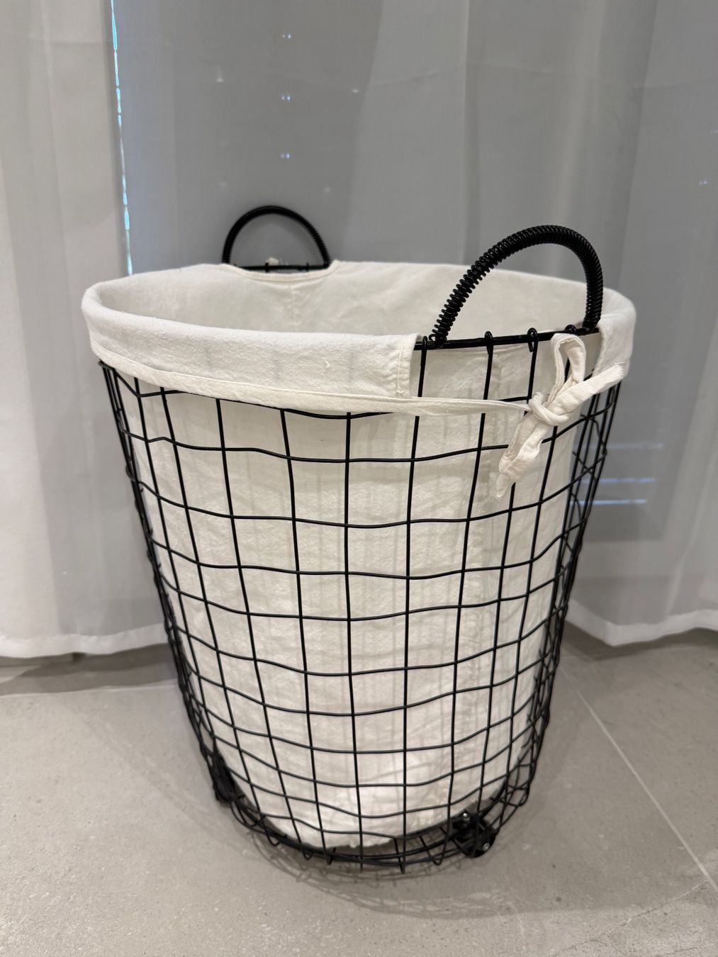 Cesti per biancheria: Wäschekorb auf Rollen / Drahtkorb mit Stoffsack – Usato da Aarau Rohr venduto da HappyKoala