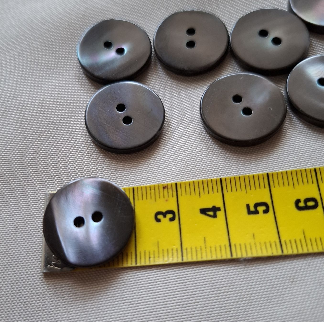 Bottoni: 8 Stück Knöpfe, perlmuttschimmernd, 20 mm. – Nuovo (secondo la descrizione) da Dietikon venduto da Hirschkopf 3
