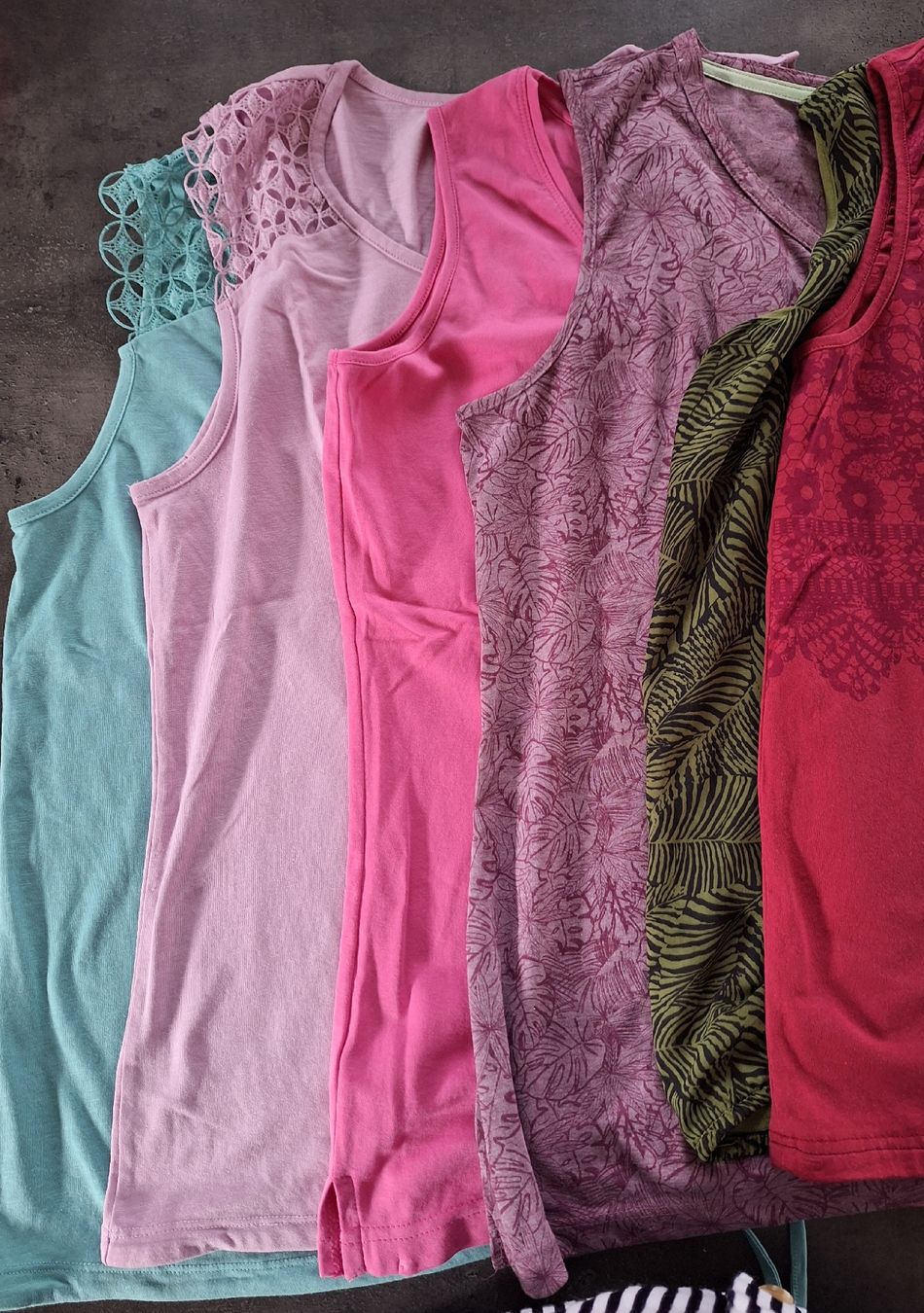 Lotti di vestiti: 9 Stk.Trägershirts  – Usato da Zollbrück venduto da MAEZ01 1