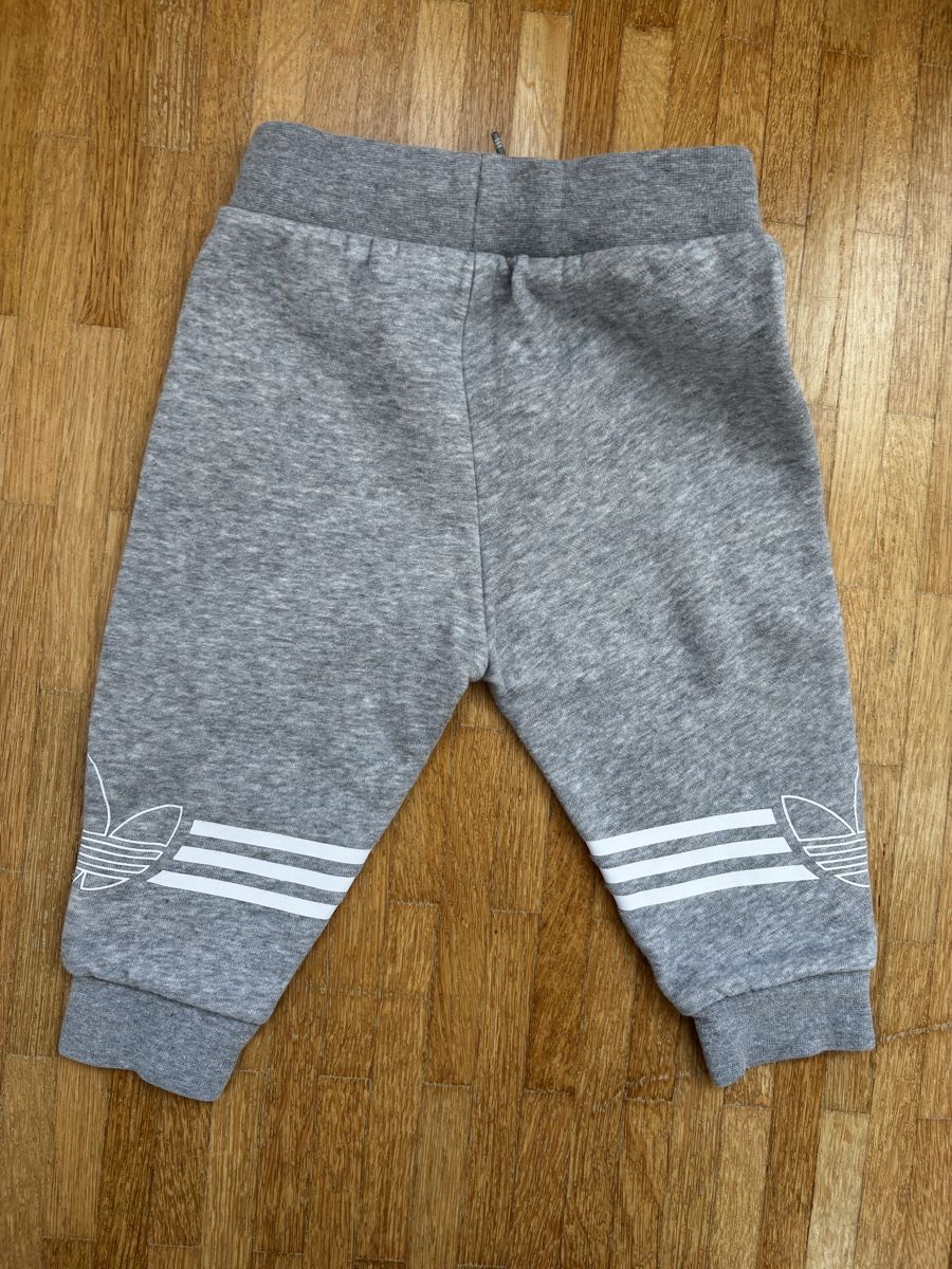 Adidas Lotti & Set di vestiti: Ensemble Adidas gris bébé taille 9-12 mois état correct – Usato da La Chaux-de-Fonds venduto da Elora237 3