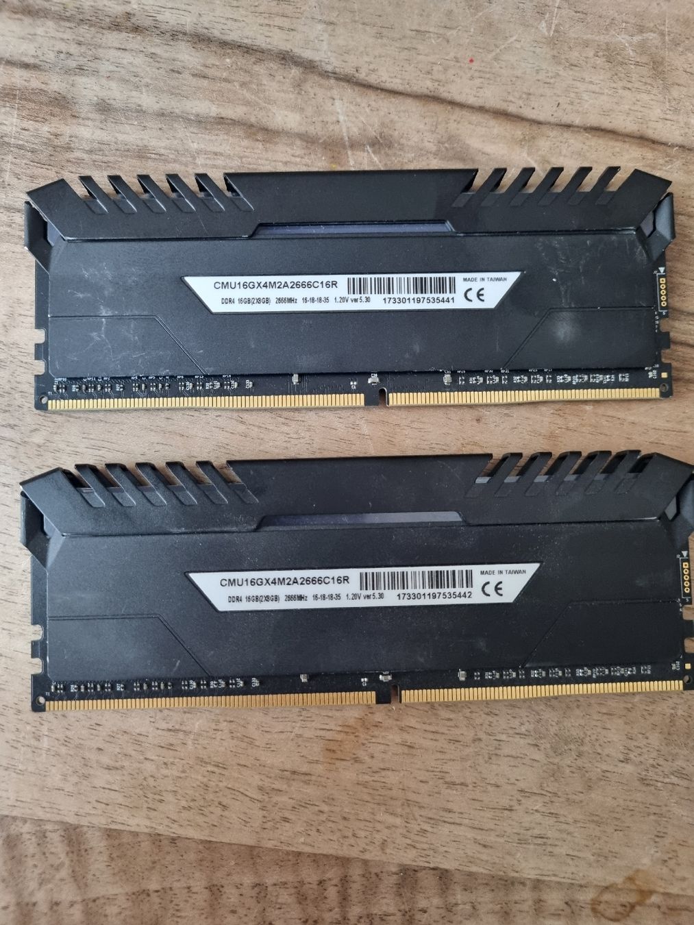 Composants électroniques: 2x8Gb RAM Vengeance LED – D'occasion à Châtelaine par ArnHacker 1