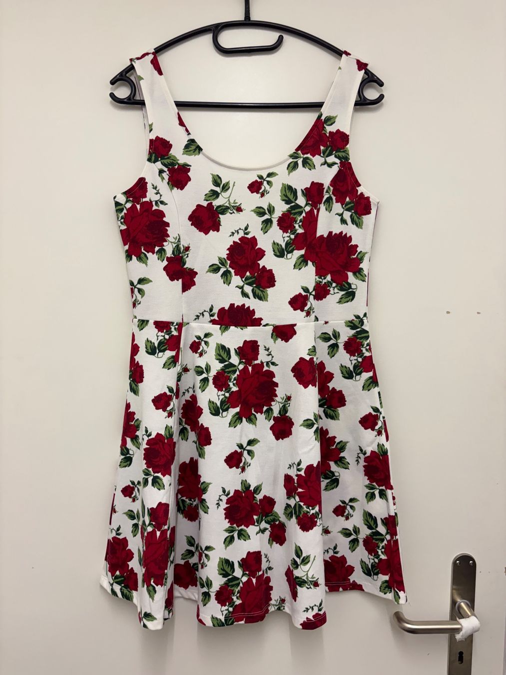 Vestiti: Kleid Rosenmuster weiss rot Grösse M – Usato da Basel venduto da Tierschutz-Flohmi