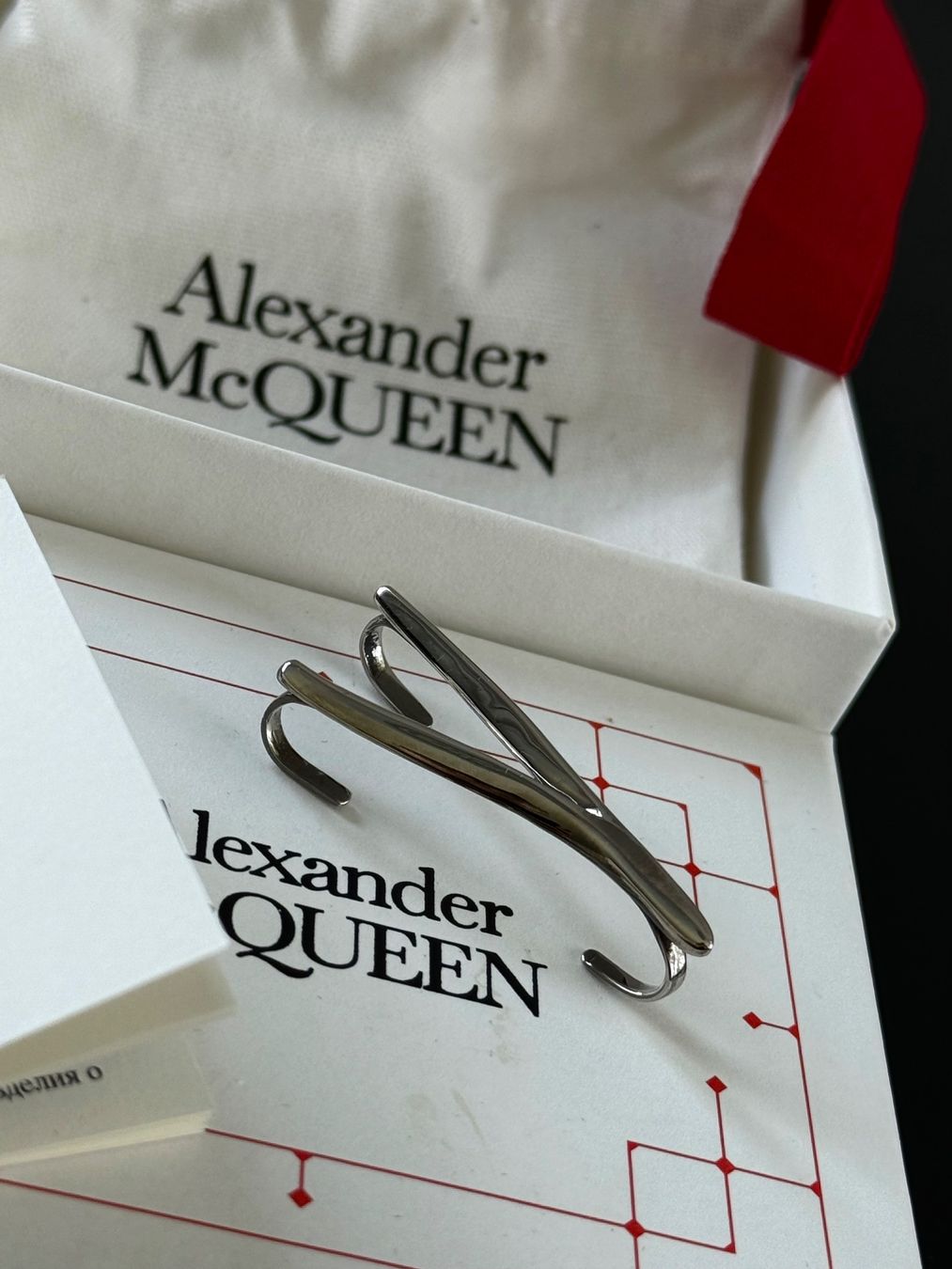 Boucles d'oreille: Alexander McQueen Ear Cuff – Neuf avec emballage d'origine à Kilchberg ZH par LuxuryVault