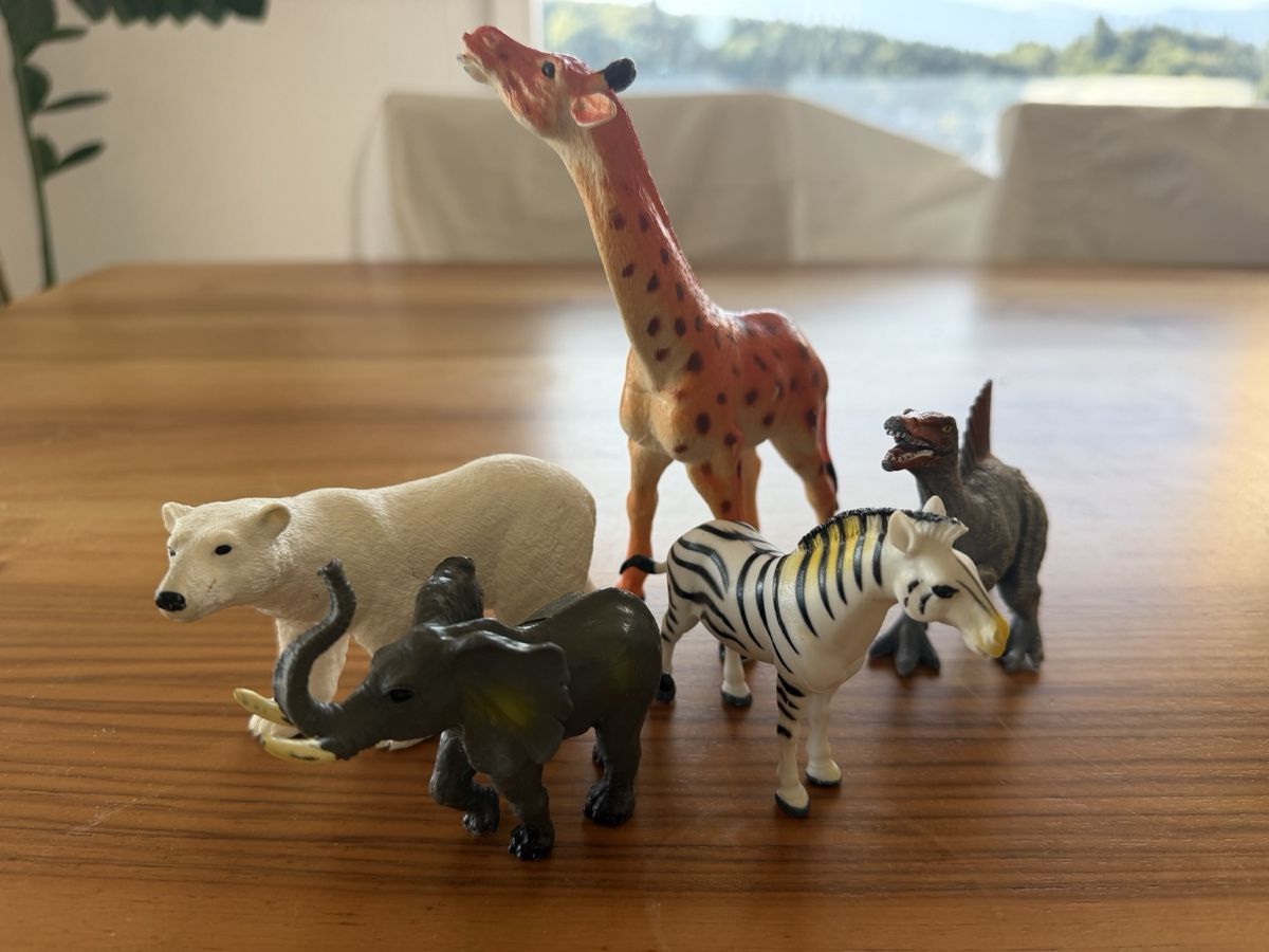 Spielzeuge: Tierfiguren Set Giraffe Elefant Zebra Bär Dino – Gebraucht aus Luzern von La_sfinge