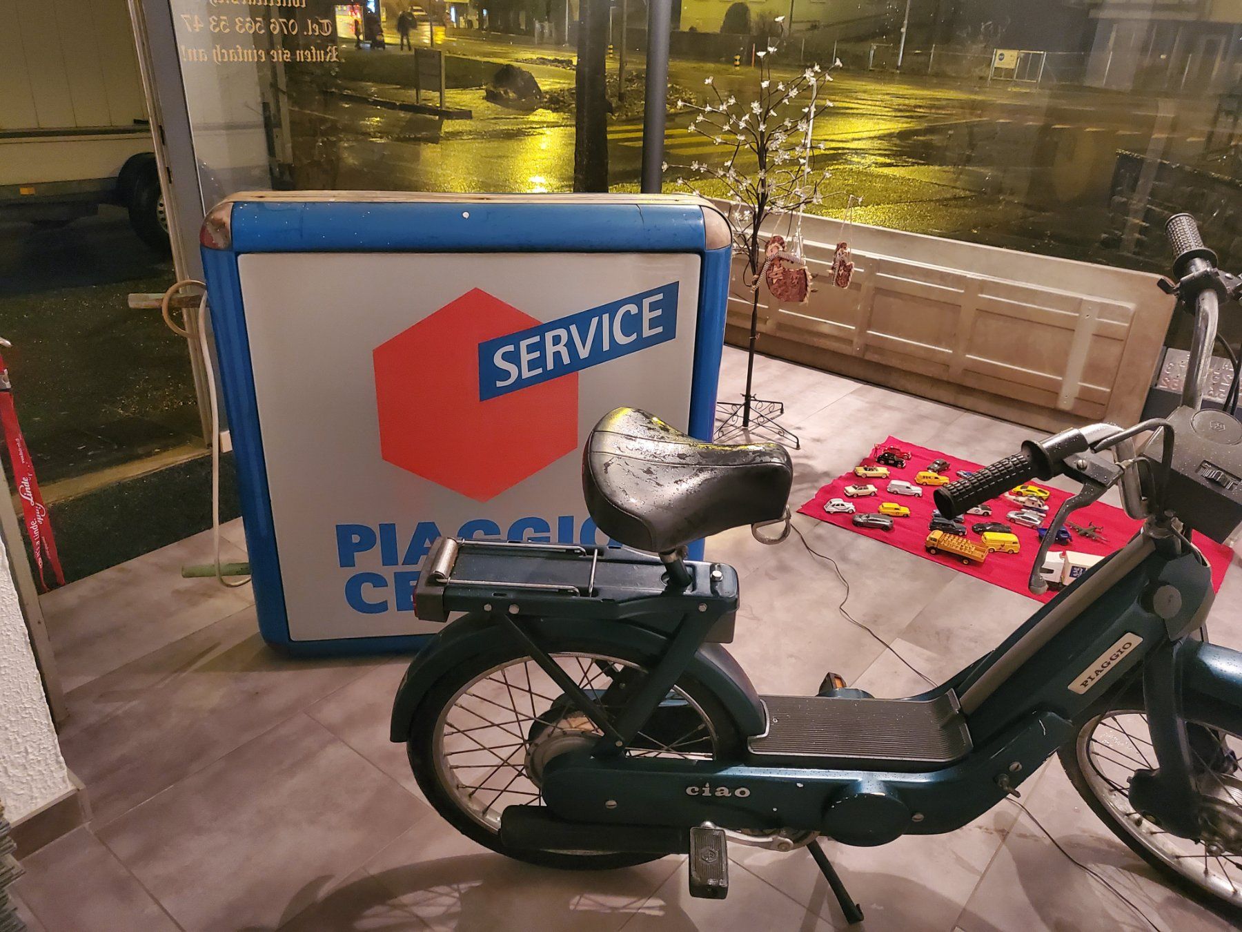 Piaggio Insegne: Leuchtreklame Piaggio Center 1x1 Meter – Difettoso da Balsthal venduto da redcarpet 2