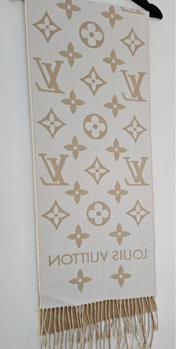 Louis Vuitton Foulard & Sciarpe: LOUIS VUITTON Essential Monogram Scarf (NEW) – Nuovo e nell'imballaggio originale da Zürich venduto da Angela_Fashion_Lover 5