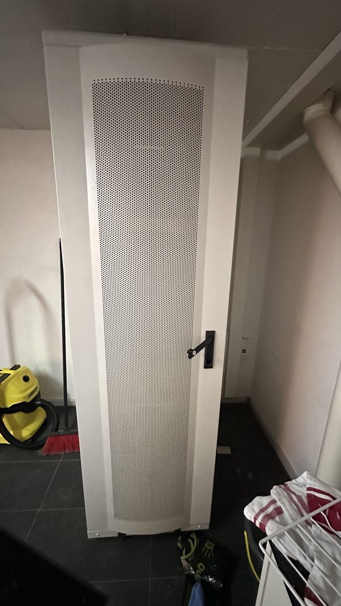 Racks & Cavalletti: Serverschrank guter Zustand – Usato da Reinach BL venduto da Motru2005