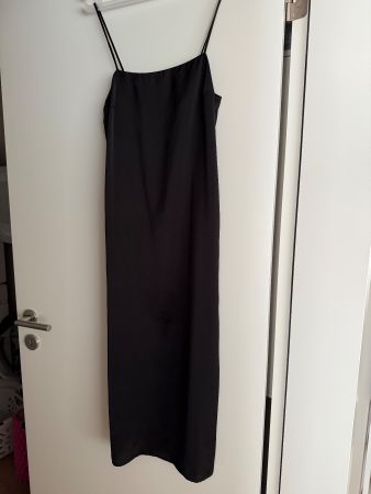 schwarzes Kleid