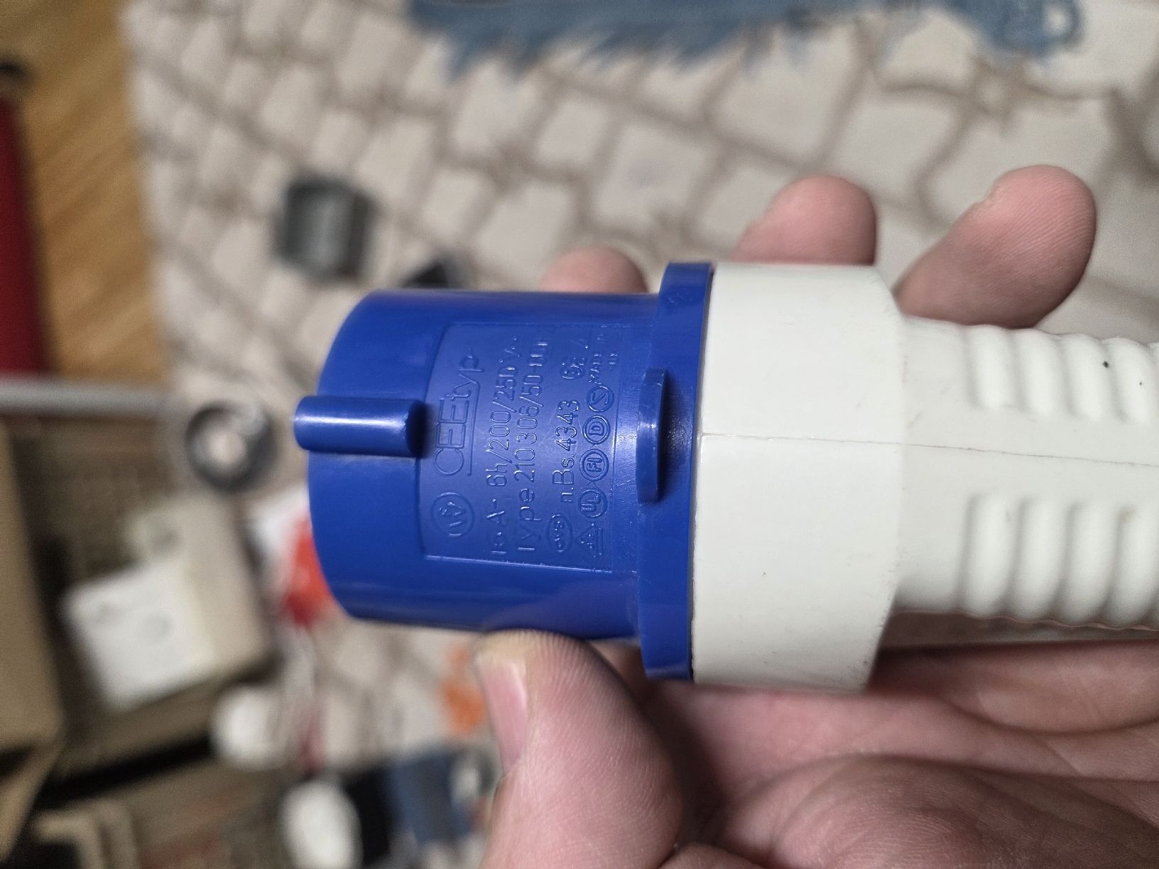 Walther Spine: CEE Stecker, 16A, 3-polig Stecker CEE PCE 16a 3p 250V – Usato da Zürich venduto da eymen20 5